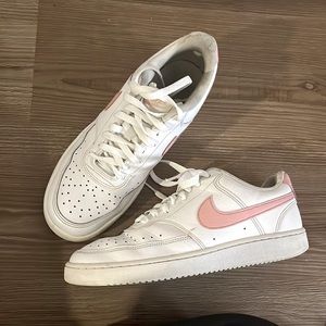 Nike women’s court vision low